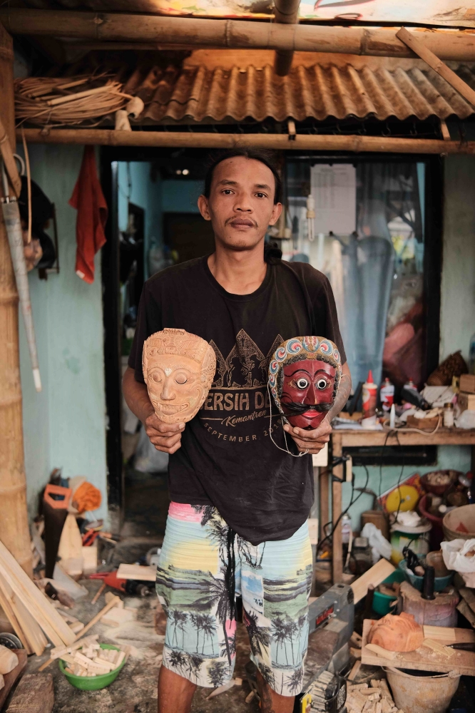 Wood Craft berupa beberapa kerajinan kayu hasil limbah peti kemas dan Topeng Jabung Foto: Humas PMM Republik Gubuk