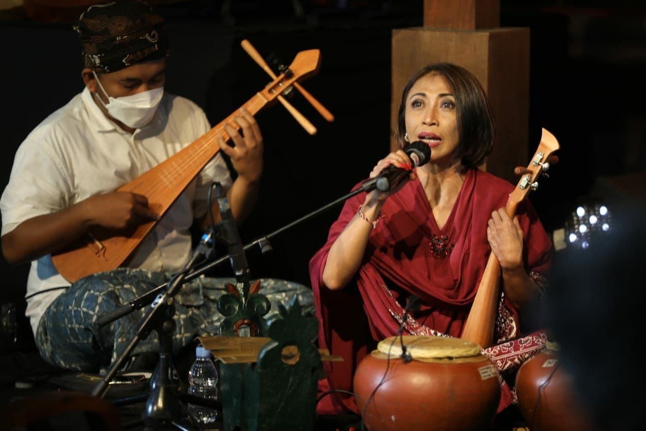 Pertunjukan musik sejumlah seniman yang memainkan alat musik baru buatan Dewa Budjana dan bersumber dari relief Candi Borobudur/sumber: Istimewa)