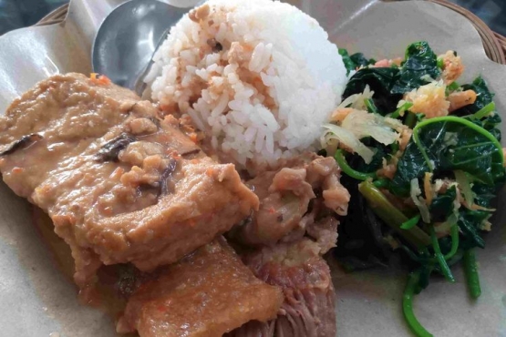 Nasi pecel dengan topping sambal tumpang khas Nganjuk (Kompas.com/Dian Ade Permana)