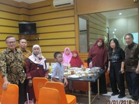 kenangan berbuka bersama dengan pak Faisal alm,sekeluarga sebelum covid /dokumentasi pribadi