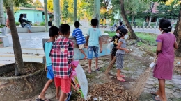 Foto.dokpri. Anak--anak FTBM sedang membersihkan halaman sekitar Rumah Pintar Belu