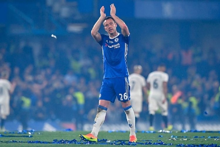 John Terry mendapat aplaus dari suporter Chelsea di Stadion Stamford Bridge seusai laga kontra Watford, Senin (15/5/2017). (AFP/BEN STANSALL) 