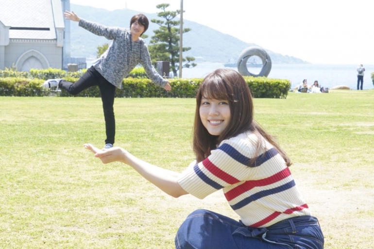 Kiyama (kiri) dan Aoi (kanan) sedang bersenang-senang (sumber gambar : mediaverse.plex.tv)