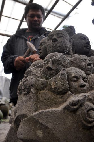 Ismanto dan patung Batunya, Kedekatan dengan Borobudur mempengaruhi seniman berkarya seni (antara.news.com)