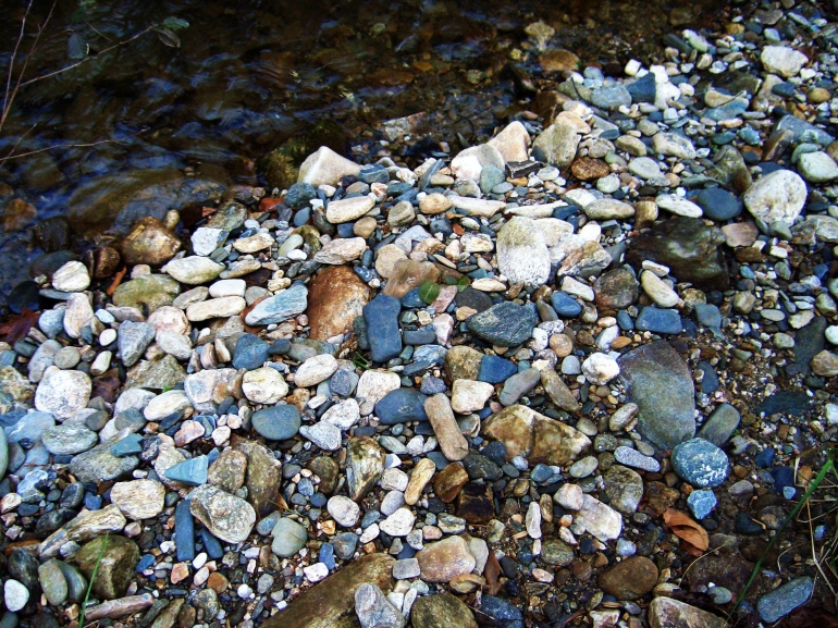 Ilustrasi bersuci dengan batu. Sumber foto: pexel.com