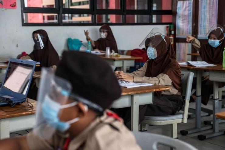 Sejumlah murid mengikuti uji coba pembelajaran tatap muka di SDN 03 Palmerah, Jakarta Barat, Rabu (7/4/2021). | Sumber: KOMPAS.com/GARRY LOTULUNG