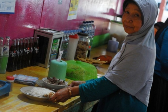 Penjual sego becek di Nganjuk (Kompas.com/Puthut Dwi Putranto)