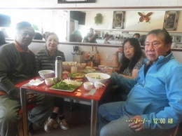 makan direstoran Vietnam bersama kedua orang tua Fera(dok pribadi)