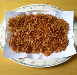 Bawang goreng dihampar pada kertas minyak | Dok.Pri.Siska Artati