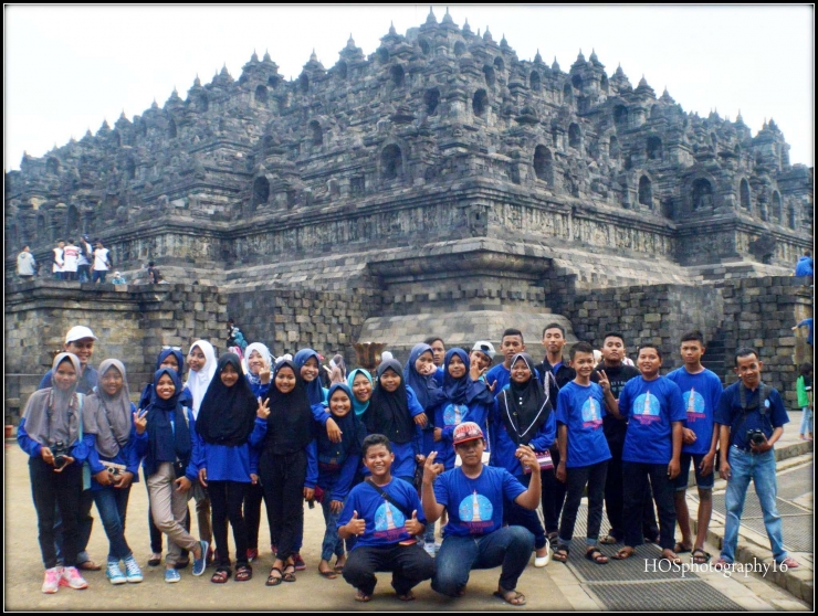 Saya, siswa dan guru saat study tour ke Candi Borobudur (Dok. Kushadi)