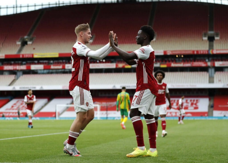 Pemain Arsenal merayakan gol ke gawang West Bromwich Albion. (via matrakhabar.com)