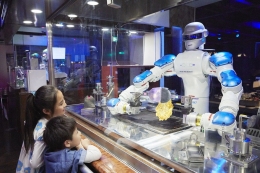 Robot pekerja di suatu restoran di Jepang / www.fun-japan.jp