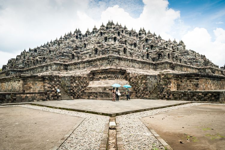 Candi Borobudur (sumber : shutterstock via kompas.com)