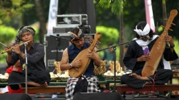 Perpaduan alat musik hasil rekonstruksi relief Candi Borobudur pertama kalinya, 2016 pada Orkestra Sound of Borobudur (foto dari antarafoto.com)