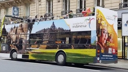 Ilustrasi Logo Wonderful Indonesia lengkap dengan gambar atraksi alam dan budaya Indonesia rajin bolak-balik Kota Paris dengan menumpang bus city tour (sumber liputan6.com)