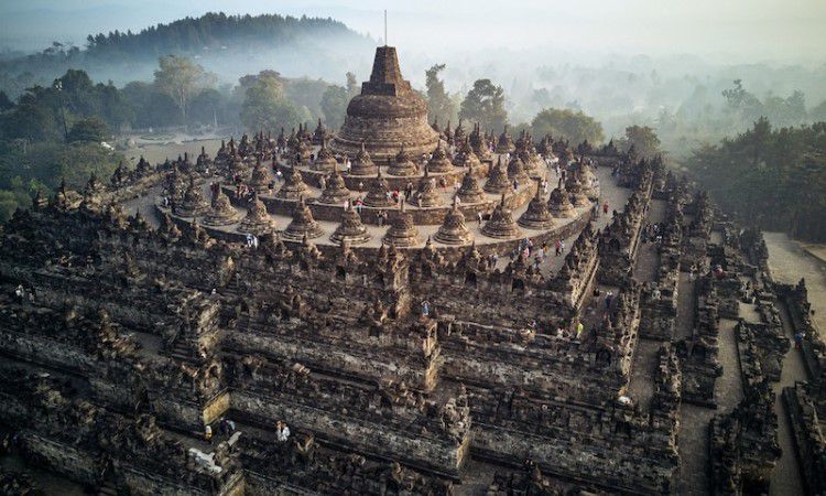 Keindahan Borobudur dilihat dari atas. Sumber : Java Travel