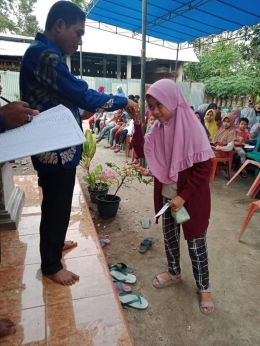 Anggota DPRD Kabupaten Padang Pariaman Topik Hidayat menyerahkan santunan untuk anak yatim berupa zakatnya. (foto dok facebook topik hidayat)