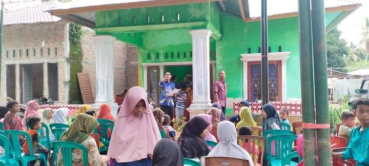 Ratusan masyarakat dan anak yatim memadati kediaman Topik Hidayat dalam momen berbagi berkah Ramadan. (foto dok facebook topik hidayat)