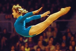 Atlit Uni Soviet muda belia Olga Korbut peraih medali emas olimpiade di era tahun 1970 an. Photo Getty Images.