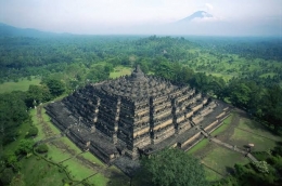 Ilustrasi Candi Borobudur (sumber: propertyinside.id)