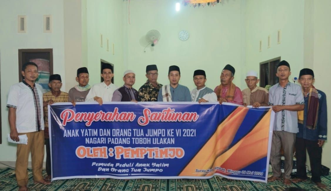 Foto bersama usai berbagi dengan anak yatim dan orang tua jompo. (foto dok anesa satria)