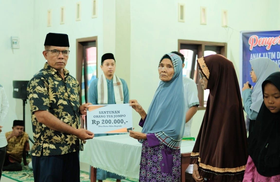 Walinagari Padang Toboh Ulakan Bakhri secara simbolis menyerahkan santunan untuk orang tua jompo. (foto dok anesa satria)