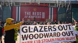 Aksi suporter di Old Trafford (2/5). Sumber: AFP/via Tribunnews.com