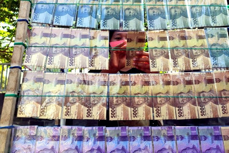 Salah satu jasa penukaran uang yang hadir setiap jelang hari raya Idulfitri. Foto: KOMPAS.COM/ASIP HASANI