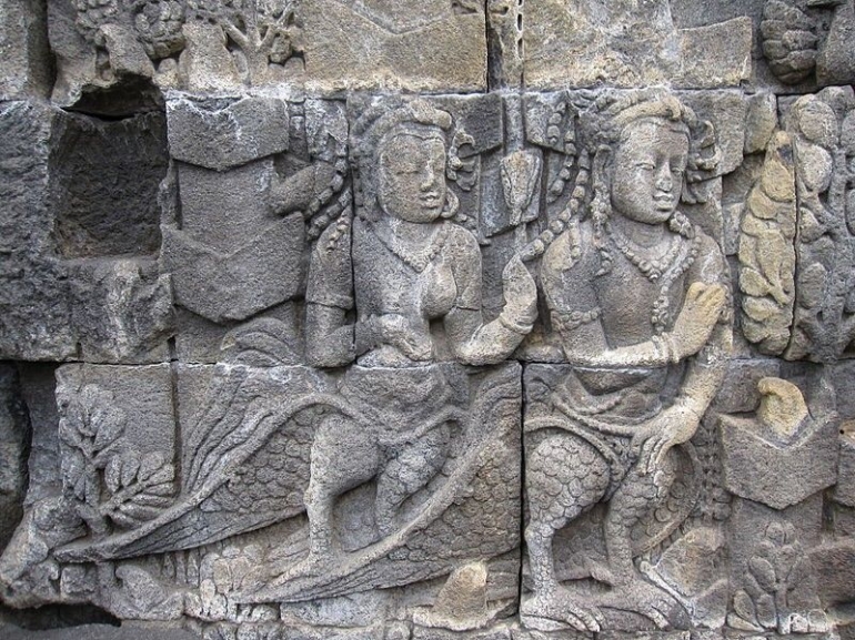 Relief Kinnara dan Kinnari di Borobudur. Sumber: Wikimedia