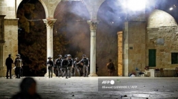 Pasukan keamanan Israel bentrok dengan pengunjuk rasa Palestina di kompleks masjid al-Aqsa di Yerusalem, pada 7 Mei 2021. Sumber: AFP