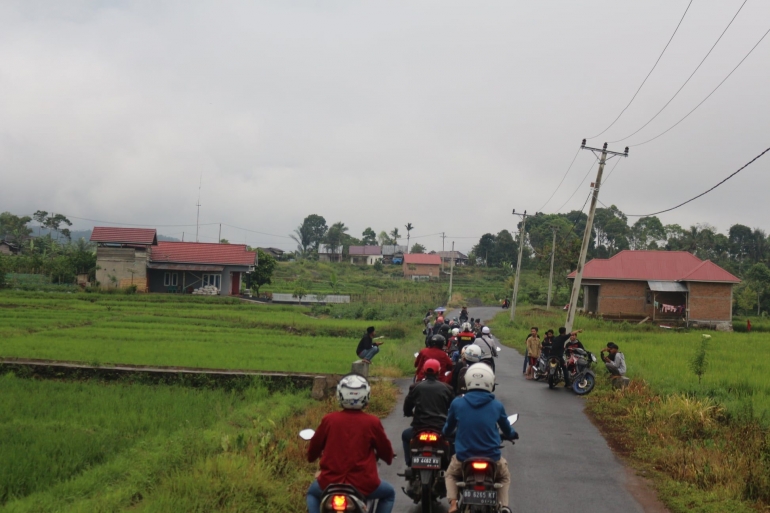 Konvoi bersama melewati suatu desa. Foto diambil dari MDMC Rejang Lebong.