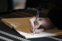 Lelaki menulis daftar dosa dan kesalahan (sumber gambar: pixabay.com)