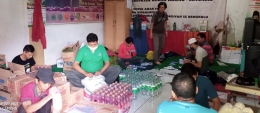 Membungkus paket sembako Ramadan Berbagi dari para donatur di basecamp. Foto diambil dari MDMC Rejang Lebong.