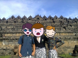 Ketika study tour ke Candi Borobudur waktu SMA, tebak saya yang mana? Dokpri