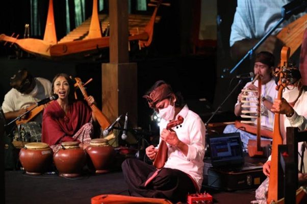 Penampilan Dewa Budjana, Trie Utami, dan seniman lainnya dalam pagelaran Sound of Borobudur di Magelang Jawa Tengah tanggal 8 April 2021 (Sumber: Sindonews.com)