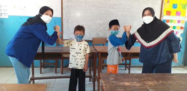 Praktik cara bersalaman dengan orang lain semasa covid-19 / dokpri