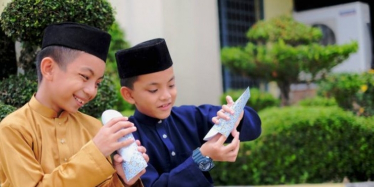 Foto anak menerima angpao| Foto; Shutttersstock via Dream.co.id