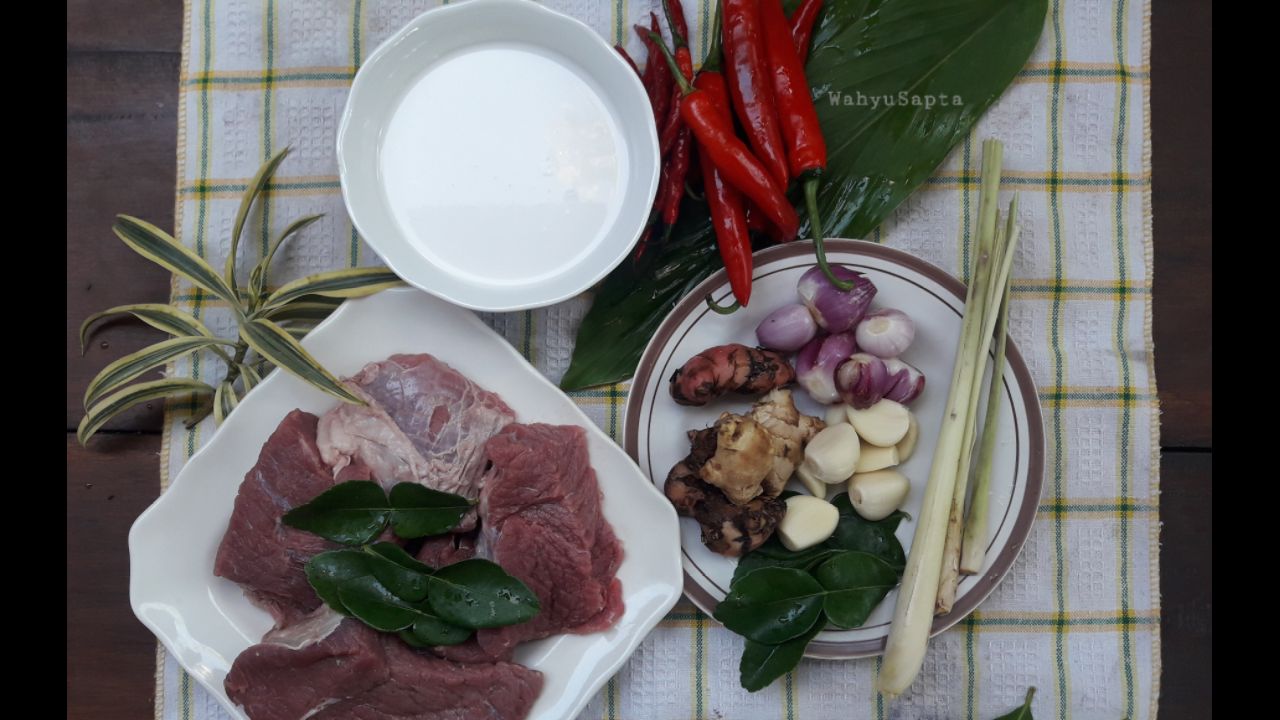 Bahan dan bumbu rendang daging sapi. Foto: Wahyu Sapta.