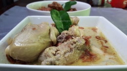Taraaa... Opor ayam siap disajikan pada saat lebaran bersama lontong atau ketupat dan sajian lainnya. Foto: Wahyu Sapta.