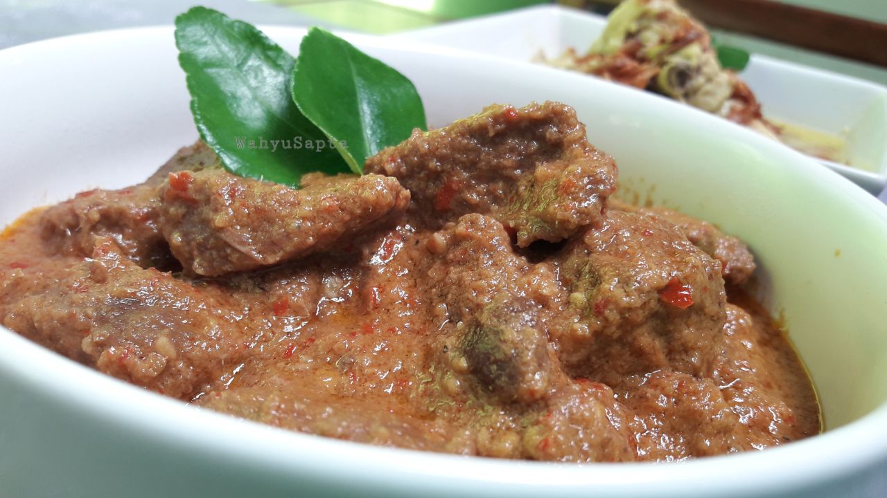 Rendang daging sapi siap disajikan untuk lebaran nanti. Hum... Lezat sempurna! Foto: Wahyu Sapta.
