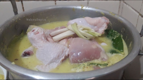 Campur semua bahan dan bumbu opor ayam, masak dalam panci hingga matang. Foto: Wahyu Sapta.