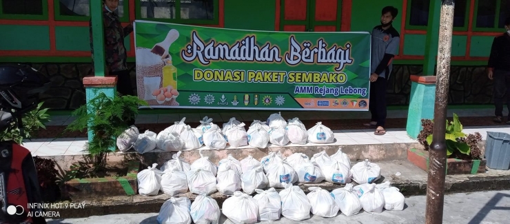 Berfoto sebelum penyaluran paket sembako Ramadan Berbagi. Foto diambil dari facebook AMM Rejang Lebong.