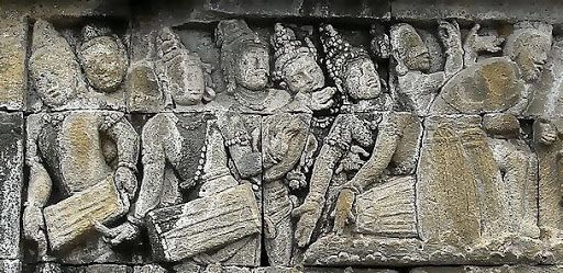  gambar orang bermain gendang pada salah satu relief Borobudur, sumber gambar encyclopediajakarta-tourism.go.id