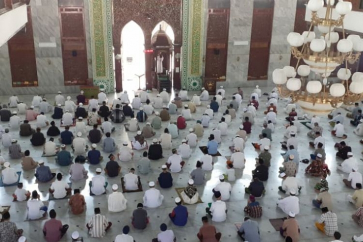 ilustrasi -- salat tarawih di Masjid Agung Pamekasan - Sumber: Kompas.com/Taufiqurrahman