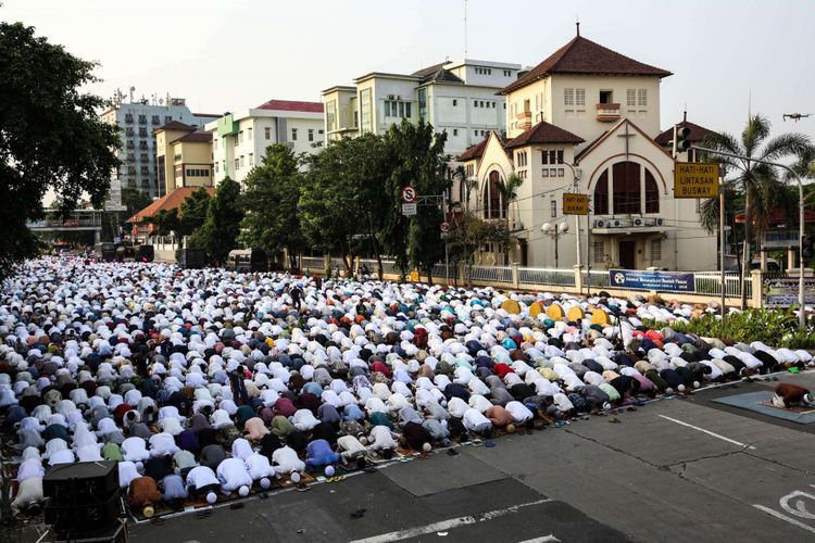 Ilustrasi. Salat Idulfitri. Foto kompas.com/garry lotulung