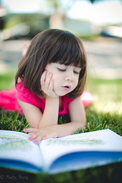 Anak asyik membaca buku (Sumber gambar: flickr.com) 