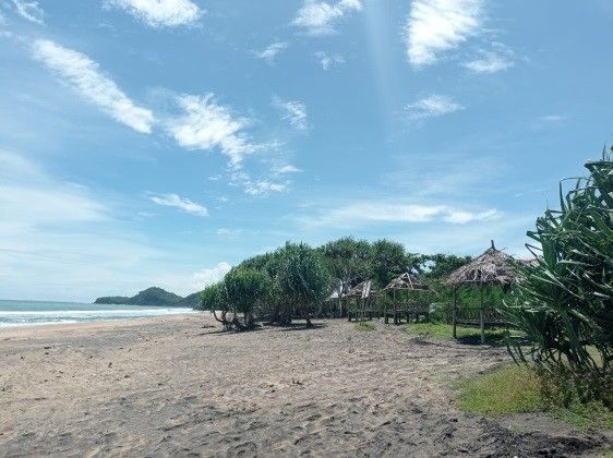 Dokumen mahasiswa KKN UM 2021 berupa wisata pantai nganteb
