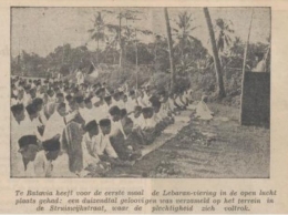 Sholat Ied pertama di lapangan terbuka di Jakarta di lapangan dekat Struiswijkstraat (Koran De Locomotief 20-1-1934)