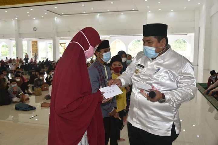 Bupati Suhatri Bur menyerahkan reward kepada hafiz Quran yang disponsori Baznas, Bank Nagari dan Mahyuddin. (foto dok facebook wendra subrata)