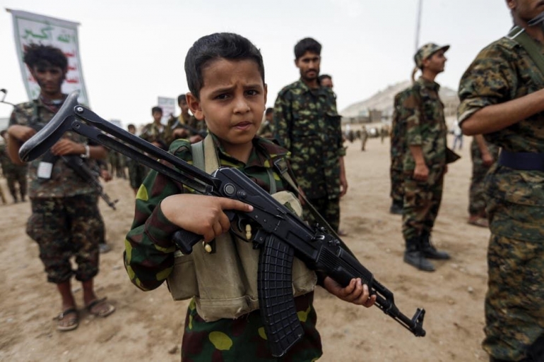 Seorang tentara anak yang baru direkrut di Kota Sana'a, Yaman pada 16 Juli 2017 | Foto diambil dari Independent